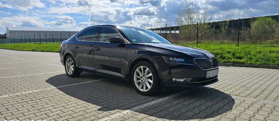 Skoda Superb cena 63000 przebieg: 325000, rok produkcji 2017 z Kraków małe 172